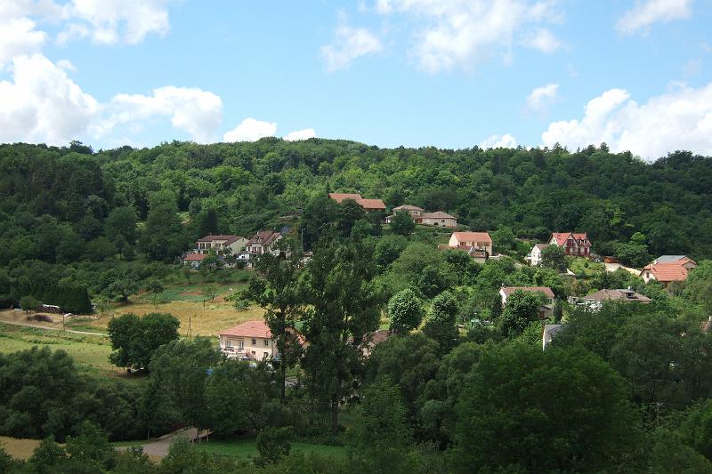 3-8-03 Vandieres.JPG - Aber nach einigien Kilometern wird es abwechslungsreicher: Auf in die Berghänge parallel zur Mosel